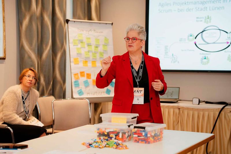 Und hier mit Susanne Kaletta (Teamleitung Projektmanagement und Digitalisierung der Stadt Lünen) zum Thema „Expedition: One sprint in a lifetime: 