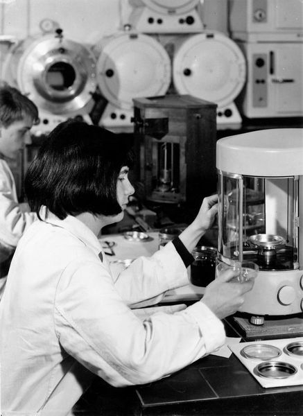 Auszubildende im Labor um 1970. (Dörken)