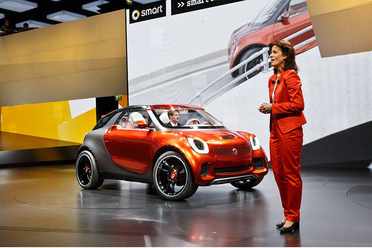 2012: Smart-Chefin Annette Winkler präsentiert auf dem Mondial de l’Automobile in Paris den Smart Forstars. (Foto: Daimler)