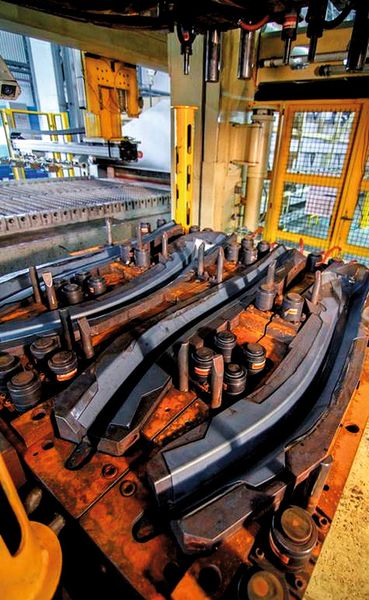Beim Formhärten gilt: Je höher der Anpressdruck, desto schneller der Wärmeübergang und desto kürzer die Kühlzeit. (Bild: Schuler)