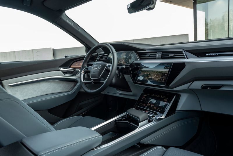 Den Arbeitsplatz des Lenkers hat Audi unverändert vom normalen E-Tron übernommen. (Bild: Audi)