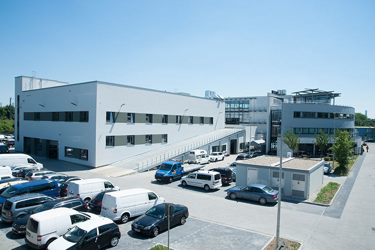 Das neu gebaute Lack-Zentrum mit der Werkstatt im ersten Stock, die über die Auffahrt erreichbar ist. (VWZ Frankfurt)