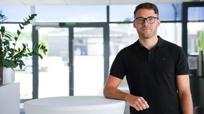 Andreas Hanus, dyrektor ds. rozwoju sztucznej inteligencji w firmie Sesotec: „Sztuczna inteligencja nie zastąpi klasycznej technologii sortowania, lecz w inteligentny sposób ją uzupełni”. (Bild: Sesotec)
