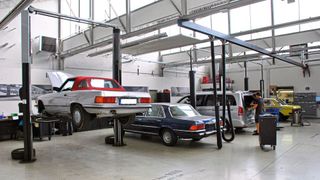 Serviceleistungen auch für Young- und Oldtimer anbieten? Für zahlreiche Kfz-Betriebe hierzulande kein Thema. (Bild: Dominsky –  »kfz-betrieb«)
