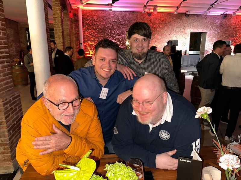 Was hecken die S&K Jungs (v. l.) Markus Plückbaum, Oliver Panitz und Markus Feyrer mit Jens Wege (Samsung) aus? (Bild: Vogel IT-Medien )