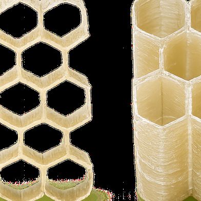 Bionisch inspirierte Wabenstrukturen mit graduell angeordneten Faserwinkeln aus regenerierten Cellulosefasern. Die Leichtbaustrukturen könnten künftig zu nachhaltigeren Sicherheitsbauteilen beitragen.

 (Bild: © HSB - AG Biologische Werkstoffe)