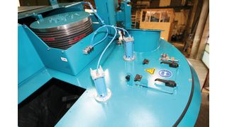 Klopfer bringen das Schüttgut in Bewegung. (Bild: Singold)