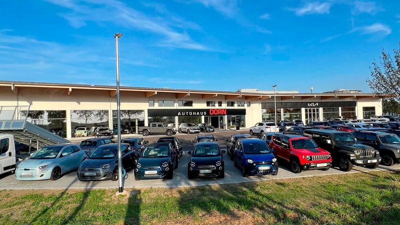 Der Eingang befindet sich mittig zwischen dem Kia- und dem Stellantis-Showroom. (Bild: Autohaus Dorn)