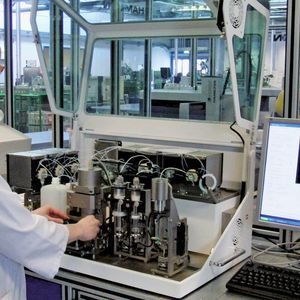 Abb. 1: Das Minilabor im Praxiseinsatz beim Milchprüfring Bayern (MPR) in Wolnzach. 
