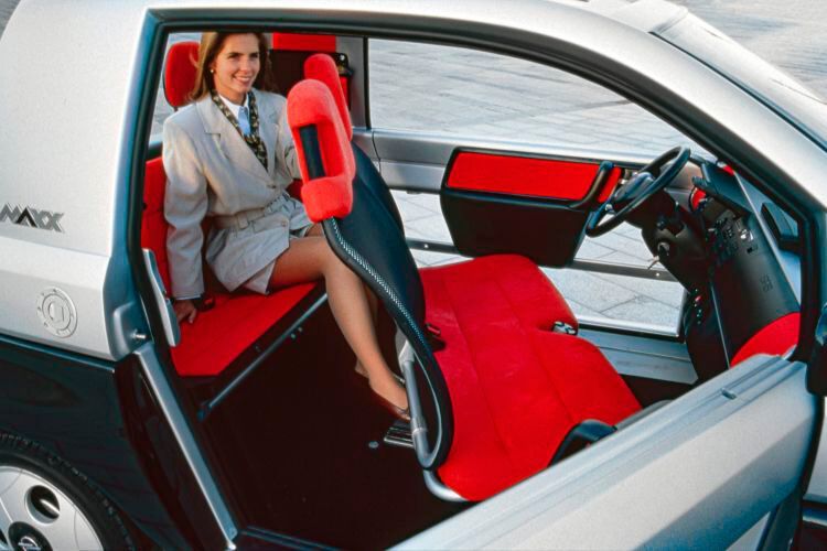 Ein halber Meter mehr Länge macht's möglich: Anders als der Smart ist der Opel ein (echter) Viersitzer. Statt der Sitzbank kann man jedoch auch jede Menge Gepäck transportieren. Man beachte das Drehkonzept der Vordersitze! (Bild: Opel)