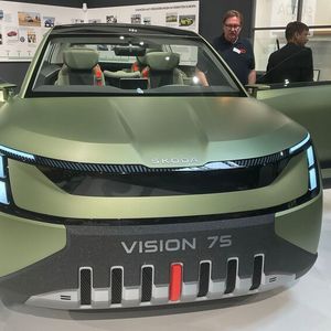 Das künftige Erscheinungsbild von Skoda lässt sich ein Stück weit an der Studie Vision 7S erkennen.(Bild:  Grimm – VCG)