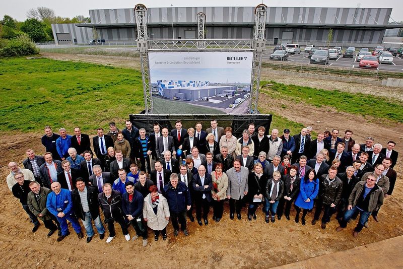 Die Mitarbeiter von Benteler Distribution Deutschland beim Spatenstich für das neue Zentrallager in Duisburg. (Bild: Benteler Distribution)