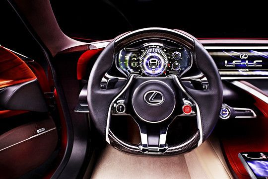 Kampfzone: Auch das Cockpit des Luxury Coupé präsentiert sich sportlich-aggresiv.  (Foto: Lexus)