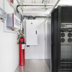 Die vorgefertigte Infrastrukturlösung aus einer Hand beinhaltet USV, Racks, Kühlung und Management-Software.