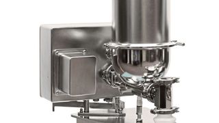 Die neuen K3-PH-Dosierer von Coperion K-Tron zeichnen sich durch ihre minimale Standfläche aus und ermöglichen so eine clusterförmige Anordnung um den Prozesseinlauf. (Coperion)
