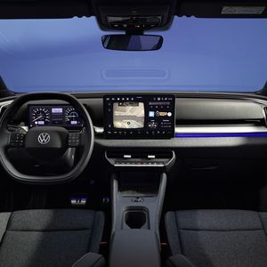 Die Bedienung erfolgt über den Touchscreen und klassische Knöpfe.(Bild:  Volkswagen)