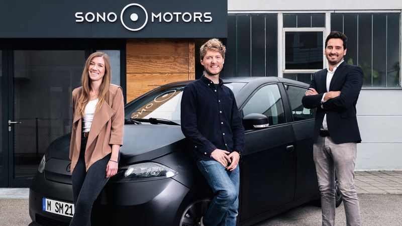 Die Sono-Gründer (v.l.) Navina Pernsteiner (inzwischen ausgeschieden), Jona Christians und Laurin Hahn. (Bild: Sono Motors)