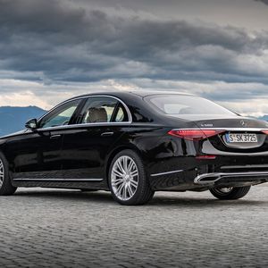 Optional gibt es eine Lenkung für die hintere Achse. Je nach Raddurchmesser ist ein Lenkwinkel von bis zu zehn Grad möglich.(Bild:  Daimler)