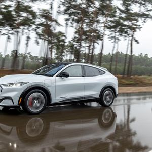 Die markentypischen Elemente eines Mustang: die lange und leicht gewölbte Motorhaube mit dem springenden Pferd im geschlossenen Kühlergrill.(Bild:  Ford)