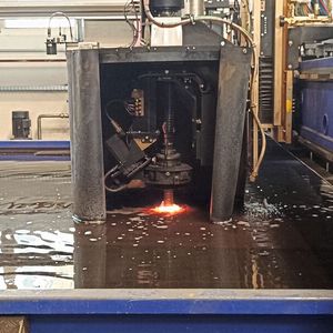 Der österreichische Anlagenbauer Kremsmüller braucht dringen eine modern Schneidmaschine, die möglichst viel kann. Bei Messer Cutting Systems wurde er mit Blick auf die CNC-Schneidanlage Omnimat schließlich fündig. Lesen Sie hier, warum diese überzeugte ...(Bild:  Messer Cutting Systems)