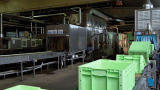 Gigant der Waschanlagen: Eine Durchlaufreinigungsanlage kann bis zu 30 m lang sein und pro Stunde 400 bis 600 Behälter säubern. (Bild: Sprintbox)