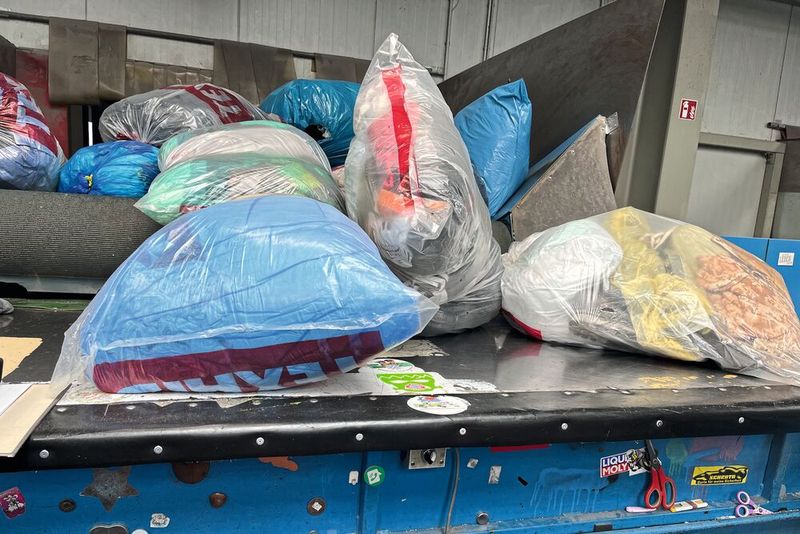 Die Textilsortieranlage ist in mehrere Bereiche unterteilt und kombiniert automatische sowie  manuelle Stationen, die von Anlagenbedienern und Mitarbeitern betrieben werden, um die  verschiedenen Sortiervorgänge durchzuführen. (Bild:  Rex Automatisierungstechnik GmbH)