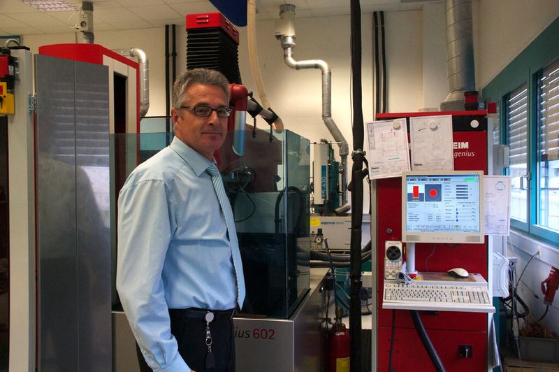 Christian Hamann, Geschäftsleiter Werkzeugtechnik, vor der autonom arbeitenden Senkerodierzelle von Zimmer und Kreim. (Bild: Mecadat)