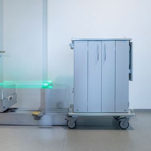 Der neu entwickelte Transportroboter hat einen omidirektionalen Antrieb und ist als Unterfahrschlepper konzipiert. Er kann auch unter diverse Handwagen fahren, diese aufnehmen und zum vorgegebenen Ziel bringen.(Bild:  Fraunhofer IPA / R. Bez)