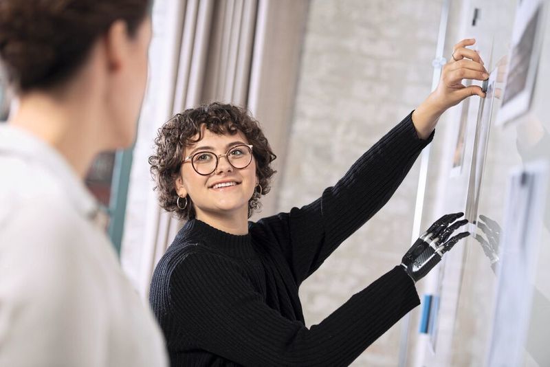 Lina Wolf trainiert ihre intelligente Prothese. Ohne kosmetischen Überzug ist deren Mechanik gut erkennbar. (Ottobock)