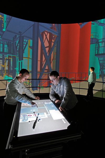 Bild 1: Das Design Review zwischen Kunde und Lieferant eröffnet die Möglichkeit offene Fragen zwischen den einzelnen Fachdisziplinen und dem Auftraggeber am virtuellen Modell zu erläutern und zu klären. (Bild: Fraunhofer IFF)