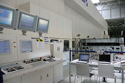 Blick entlang der Pressenlinie vom Leitstand, wo rechts die Umformwerkzeuge zu sehen sind. (Archiv: Vogel Business Media)