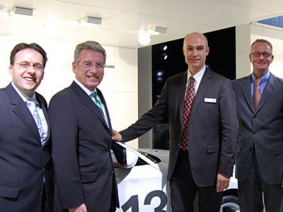 BMW kam nicht mit leeren Händen nach Genf: Davon überzeugte sich das Präsidium des BMW-Händlerverbands im Gespräch mit Manfred Bräunl, BMW-Leiter Marketing Deutschland (2. v. re.). (Archiv: Vogel Business Media)