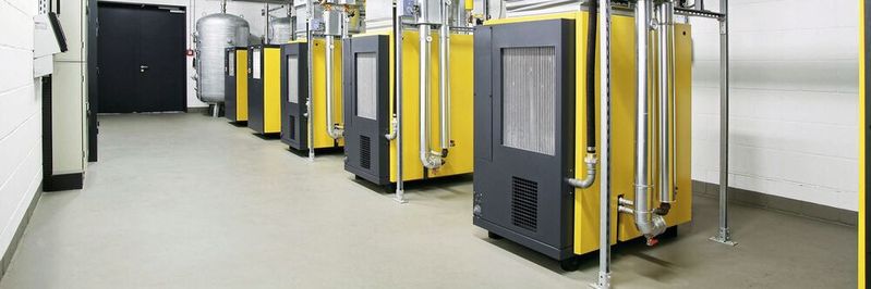 So sieht das aus: Eine typische Druckluftstation mit Luftkanälen zur Wärmerückgewinnung. Über die Kanäle wird die warme Luft in benachbarte Räume geleitet. (Bild:  Kaeser)