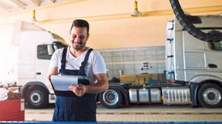 Während es beim Pkw nur noch darum geht, um wie viel der Servicemarkt in Zukunft schrumpfen wird, sind beim Werkstattgeschäft mit Lkw satte Zuwächse zu erwarten. (Bild: littlewolf1989 - stock.adobe.com)