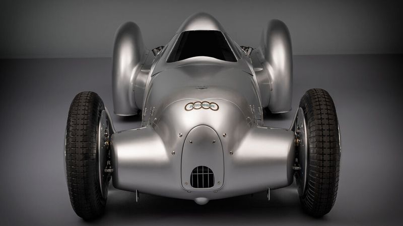 Die Rekordjagd soll in Ungarn stattfinden – auf genau jener Strecke bei Gyón, auf der Caracciola im Jahr zuvor im Mercedes den Klassenrekord über die Meile bei fliegendem Start erzielt hat. Die Auto Union trifft alle Arrangements mit dem ungarischen Automobilclub –  der leistungsstarke Rekordaspirant trifft am 4. Februar 1935 in Budapest ein. Tags drauf macht sich das Team zur rund 40 Kilometer weiter südlich gelegenen Strecke auf, doch das Wetter verschlechtert sich rapide.  (Bild: AUDI AG)