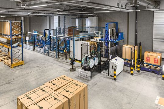 Die MS-6 KR-ZV ist die Spezialistin für die horizontale Umreifung von beispielsweise empfindlichen Verkaufsdisplays.(Bild:  Mosca)