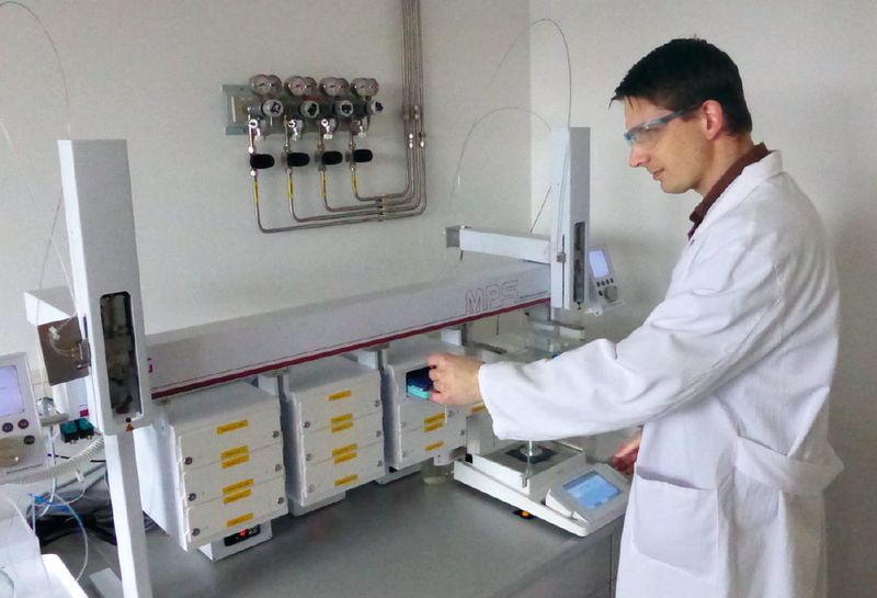 Fig. 1: The MPS Work Station accelerates the development of new fragrances and flavors, increasing both productivity and throughput. The system can operate around the clock—24/7. (Deußing)