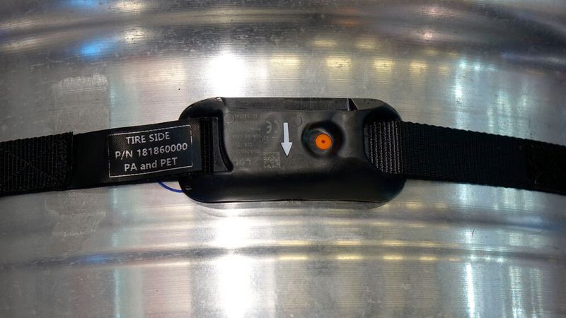 Die Befestigung per Band an der Felge bietet laut Alcar Vorteile wie die geringere Beschädigungsgefahr bei der Reifendemontage. (Bild: Rosenow – »kfz-betrieb«)