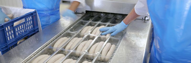 Auf zehn Tiefziehverpackungsmaschinen von Multivac verpackt Migros Ostschweiz jährlich rund 24 Millionen Packungen.(Bild:  Multivac)