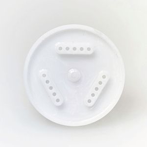 Das abgebildete Musterteil aus Zirkonia Oxide wurde komplett durch Bohren und Fräsen mit Voll-PKD-Werkzeugen und duktilem Schnittmodus hergestellt. Daraus resultiert eine extrem hohe und prozessstabile Qualität – in punkto Bearbeitungsgenauigkeit ebenso wie im Hinblick auf die Oberfläche.(Bild:  Kern Microtechnik GmbH)