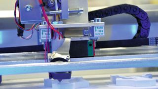 Beim 3D-Druck wird pulverförmiges, geschmolzenes oder flüssiges Material schichtenweise aufeinander aufgebaut und ausgehärtet. Auf diese Weise entstehen dreidimensionale Objekte. (Bild: Isenburg)