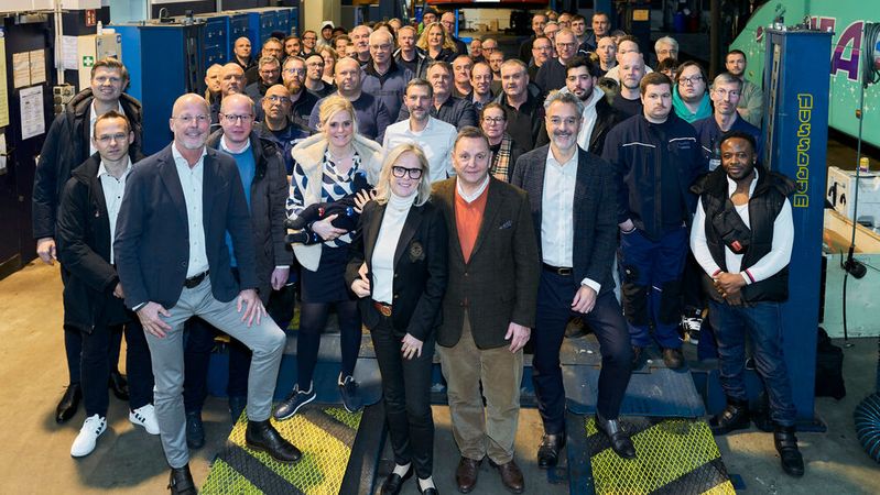 Das Ehepaar Boeckels (vorne Mitte) hat sein Unternehmen an die Herbrand-Gruppe mit den Geschäftsführern Sven Holtermann und Richard Lacek-Herbrand verkauft.(Bild:  Herbrand)