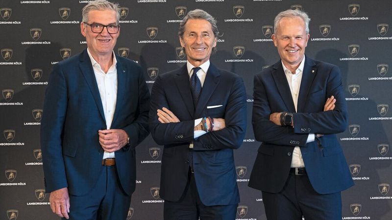 Begrüßten die Gäste zur Eröffnung (v.l.): Dierk Harneid (Geschäftsführung Moll-Gruppe), Stephan Winkelmann (Vorstandsvorsitzender Lamborghini) und Timm Moll (geschäftsführender Gesellschafter Moll-Gruppe). (Bild: Lamborghini)