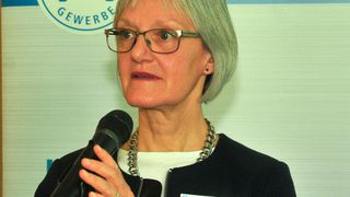 Marita Mang vom hessischen Umweltministerium rechnet mit Fahrverboten für Dieselfahrzeuge in Hessen. (Zietz/»kfz-betrieb«)