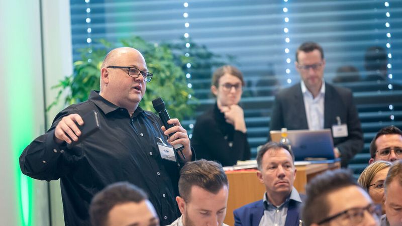 Gerne genutzt: der Austausch mit den Referenten. (Stefan Bausewein)