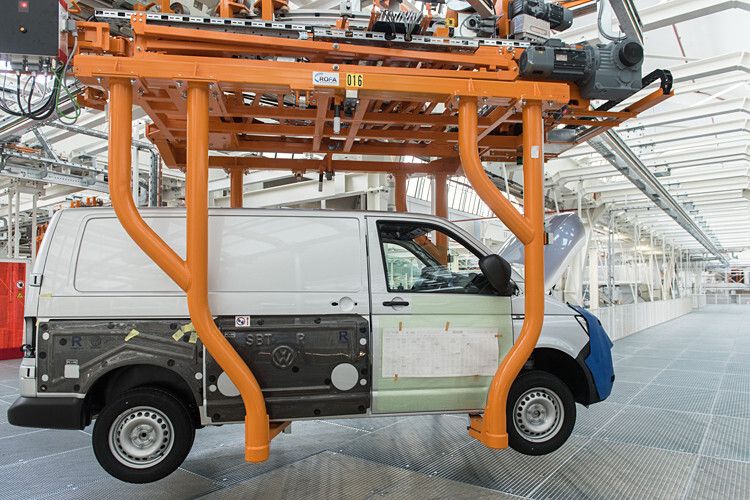 Neue Fördertechniken und zusätzlichen „Mitfahrbändern“ verbessern zum Beispiel die Ergonomie erheblich. (Foto: VW)