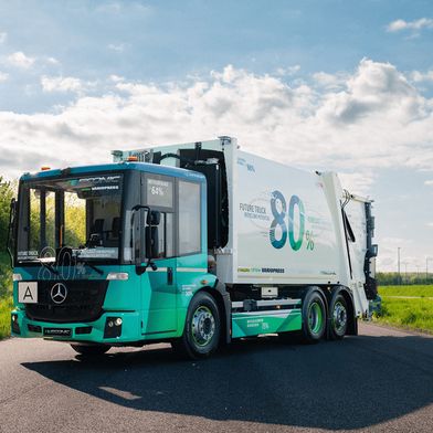  Zweispurig zur Kreislaufwirtschaft: Mercedes-Benz Trucks zeigt den reEconic – ein batterieelektrisches Fahrzeug mit recycelten Materialien. (Bild: Daimler Truck AG)