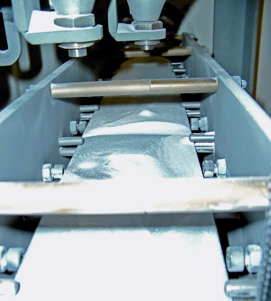 Bild 4: Das Stanzband wird in der Strahlkabine von einer Führungsvorrichtung in Position gehalten. So bleibt der Abstand zu den Strahlpistolen konstant. (Archiv: Vogel Business Media)