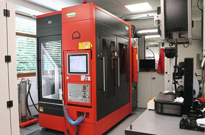 Mit der Kern Micro HD hat Quittenbaum ein hochleistungsfähiges Fünfachsbearbeitungszentrum inklusive Schleiffunktion auf engem Raum untergebracht. (Bild: Kern Microtechnik)