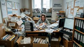 Seit dem 12. August gelten mit dem dem als PPWR abgekürztem, neuen Verpackungsgesetz der EU auch neue Pflichten für Unternehemen. Doch scheint das Ganze durchaus etwas unüberlegt vom Stapel gelassen worden zu sein. Der Handel sieht eine Chaoswelle kommen ... (Bild: KI-generiert)